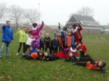 Voetbalpieten bezoeken training S.K.N.W.K. JO9-1 en JO7-1 op zaterdag 4 december 2021 (55/75)